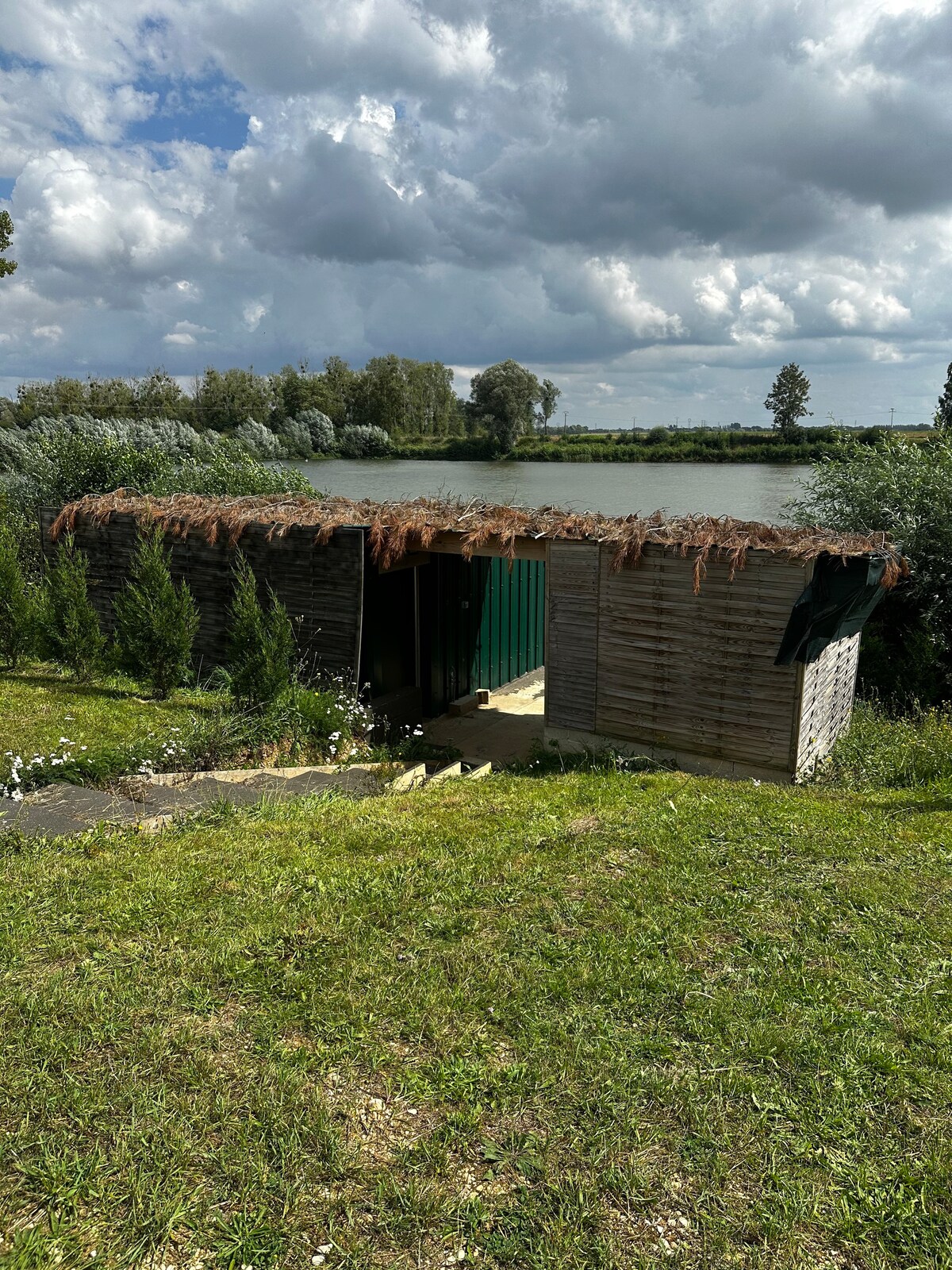 Lodge equipé vu sur l’étang