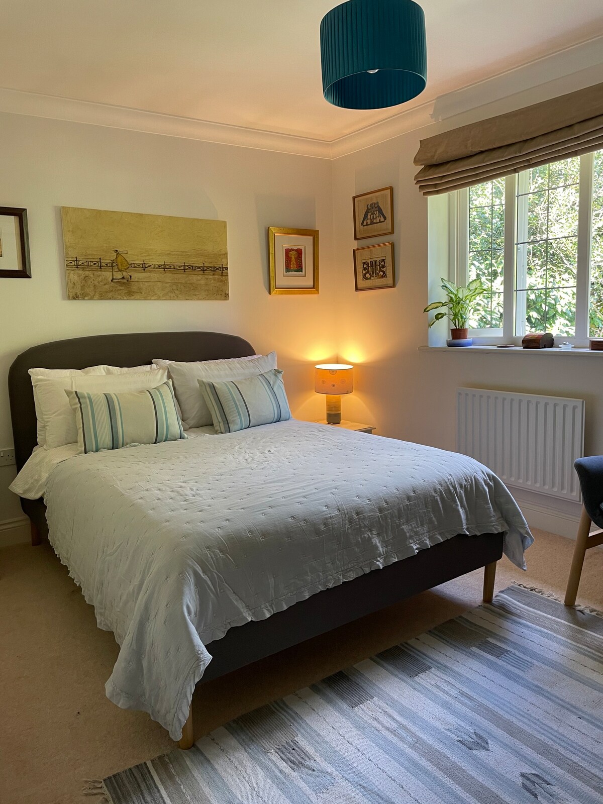 Cosy Double room next to village green
