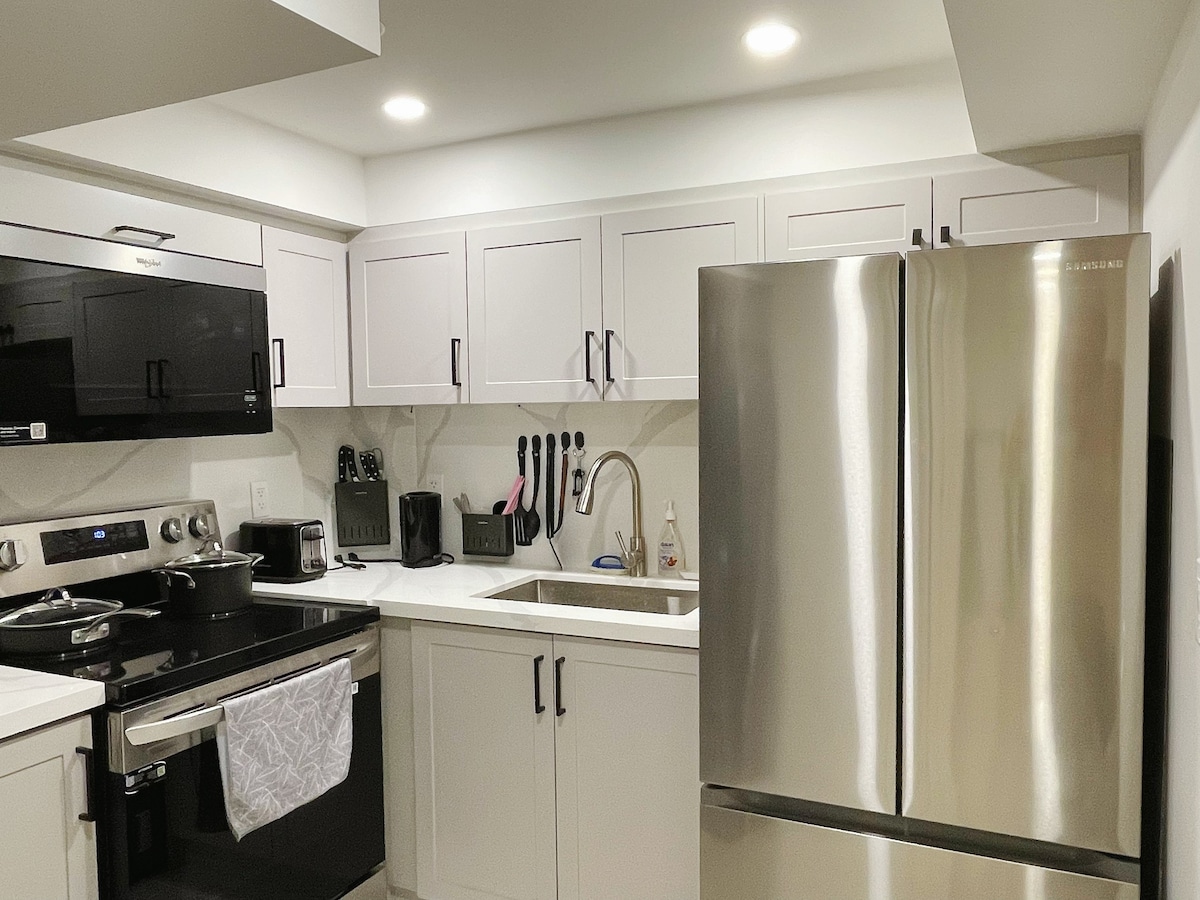 Private Unit by Casa Loma+ King Bed + Free Parking