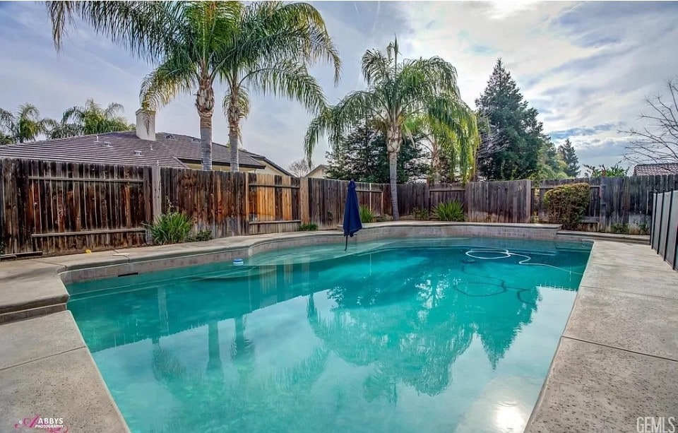 Chic villa NW Bakersfield pool
