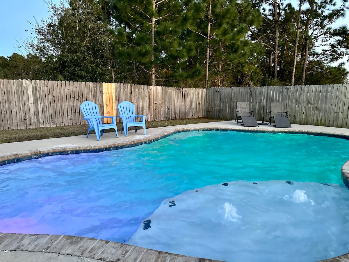 Private pool and house with room for the family!