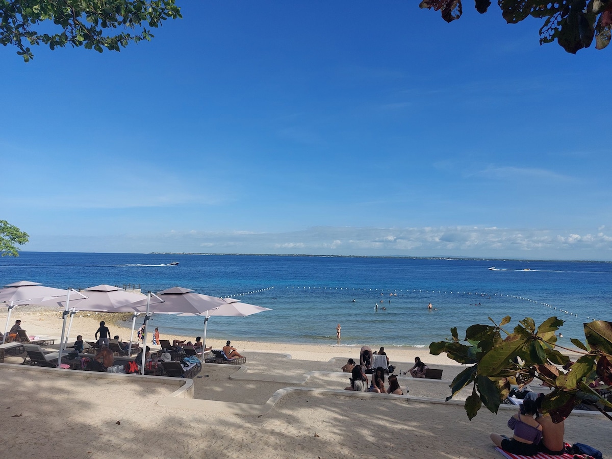 Mactan Newtown flat with free pool & beach use