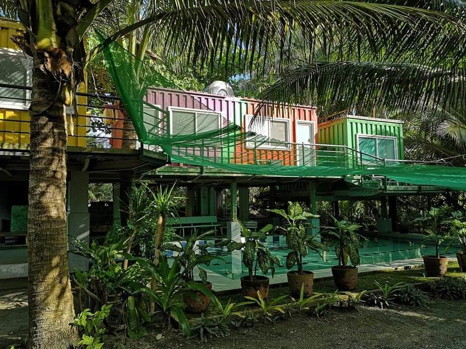 Beachfront container room for 2 in Baler Aurora