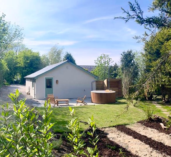 Detached Private Cottage with HotTub