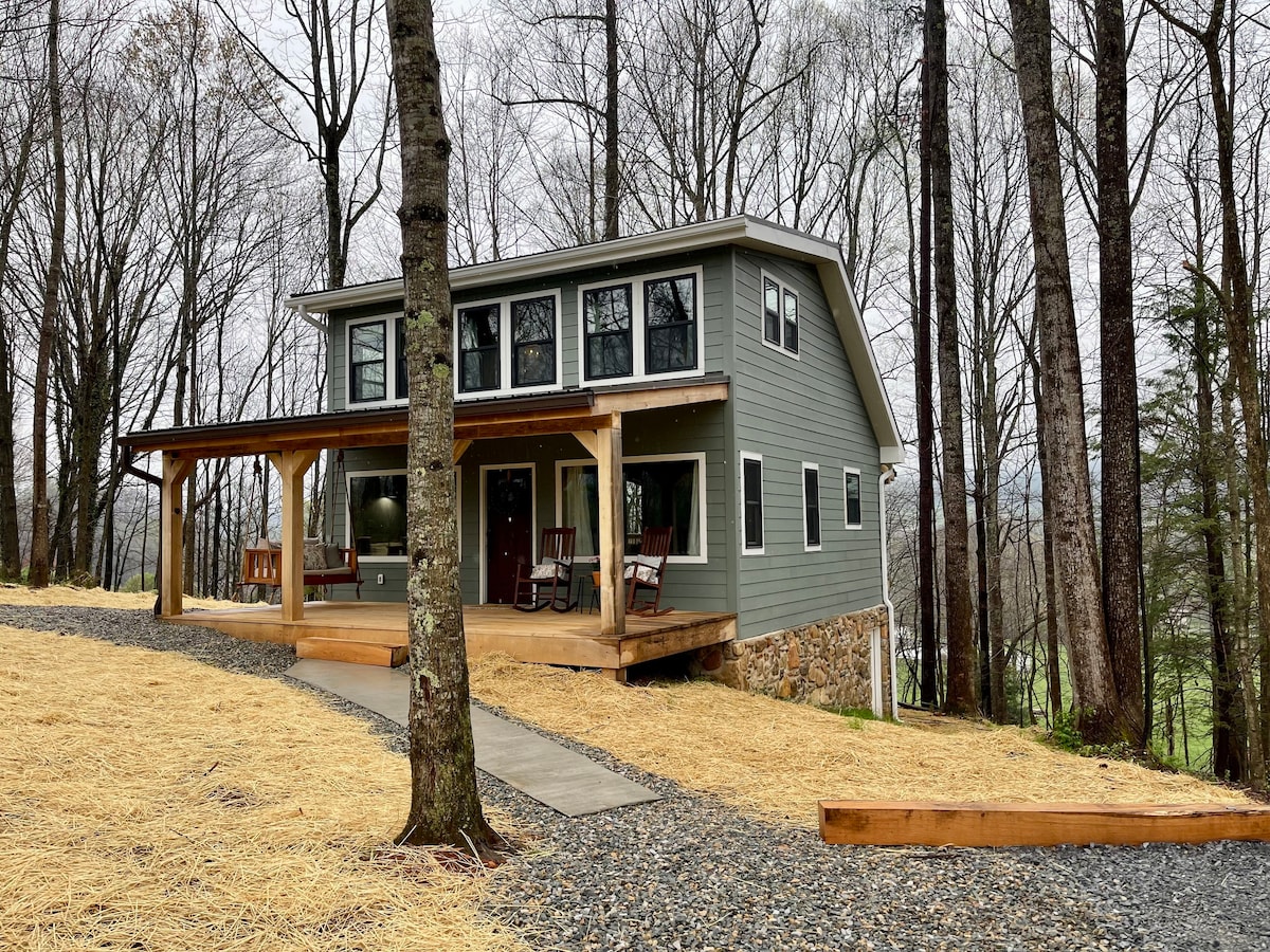 Hot Tub, Fire Pit, Ping-pong, Mt. View , & Privacy