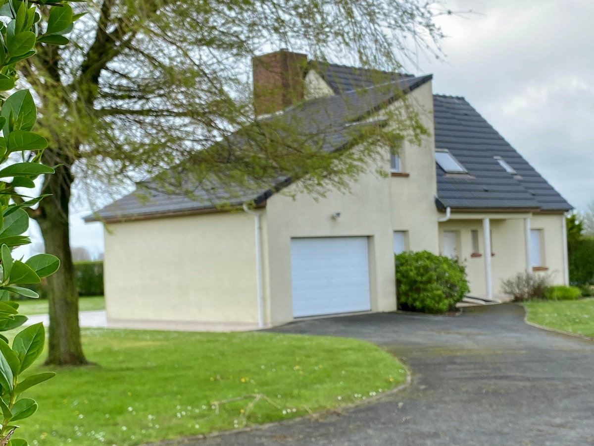 Pavillon familial avec beau jardin.