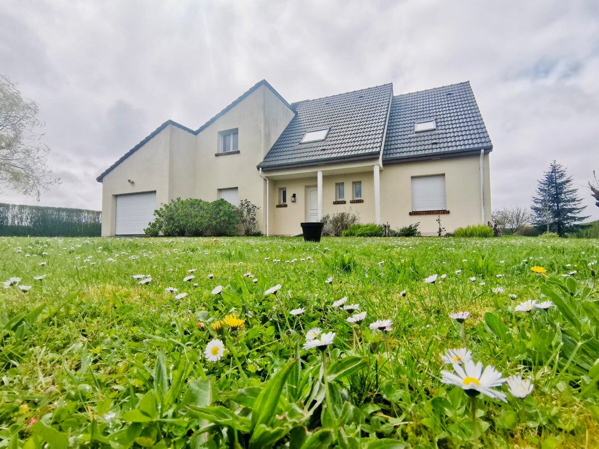 Pavillon familial avec beau jardin.