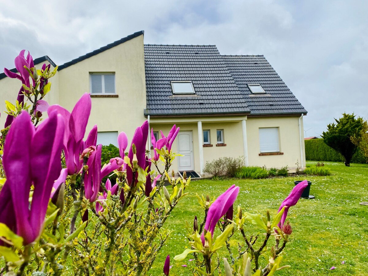 Pavillon familial avec beau jardin.