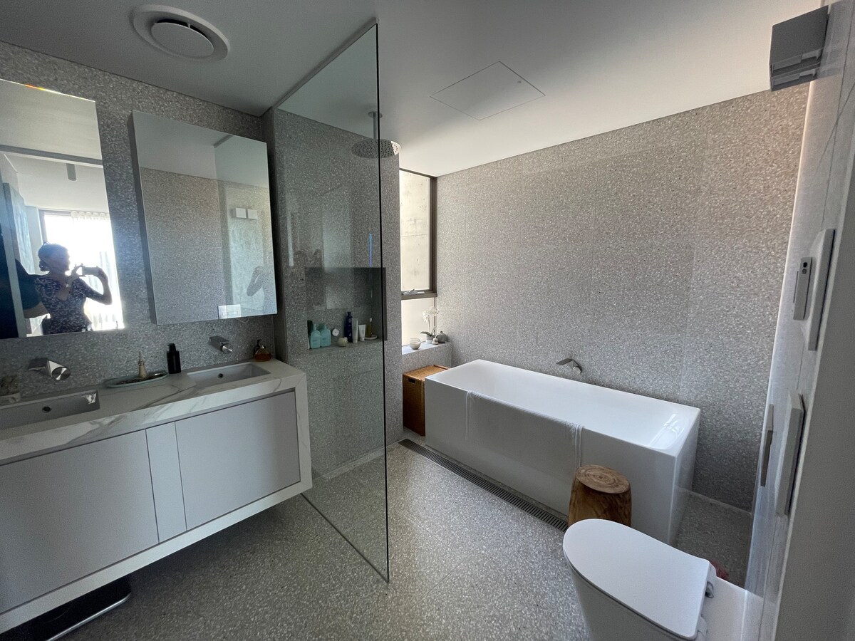 Luxury Brand New Bondi Beach Apt