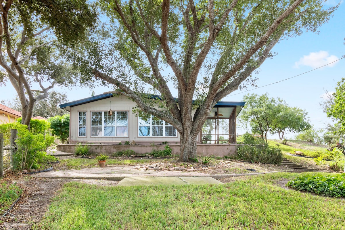 Uphill Cottage at the Arroyo