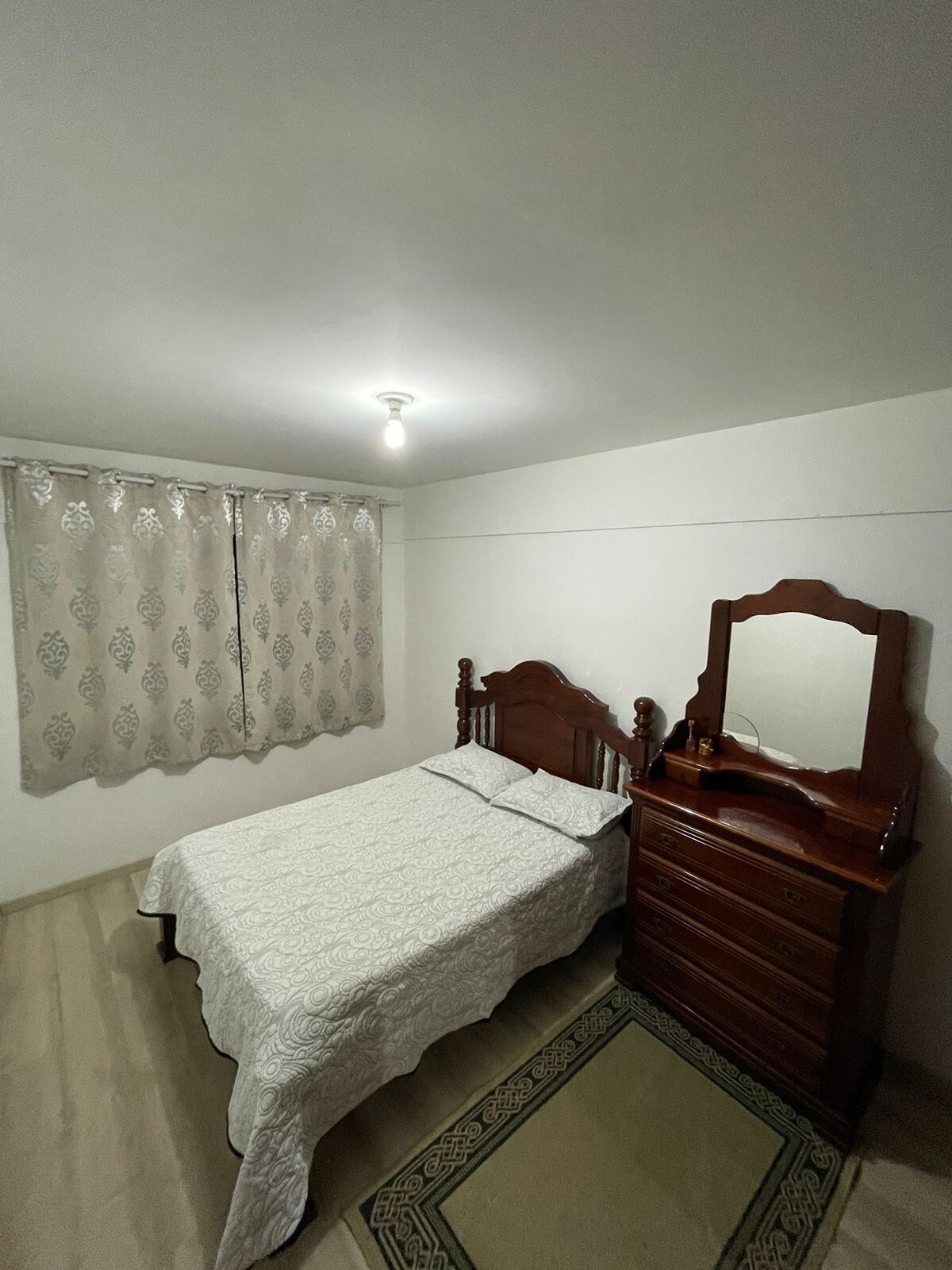 Quarto casal em apto central