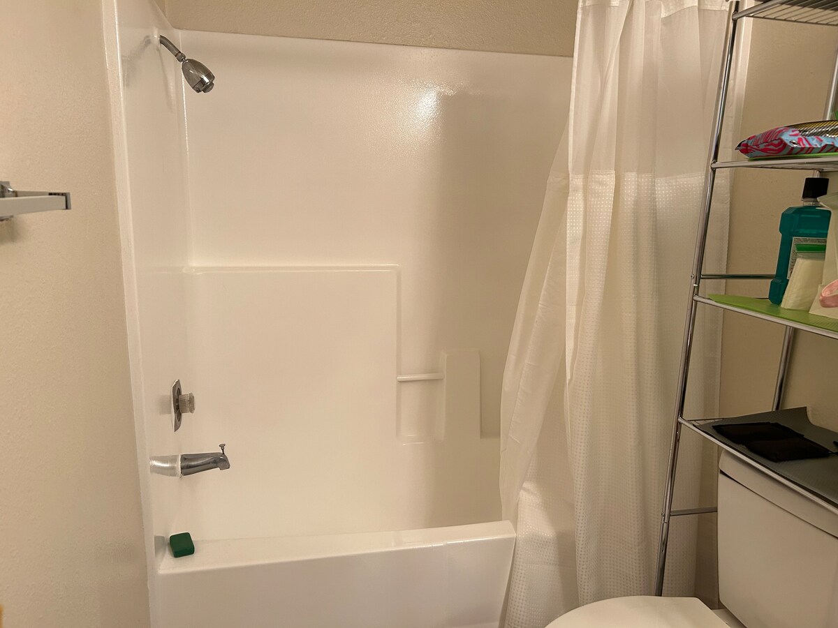 1-bedroom shared bath locked