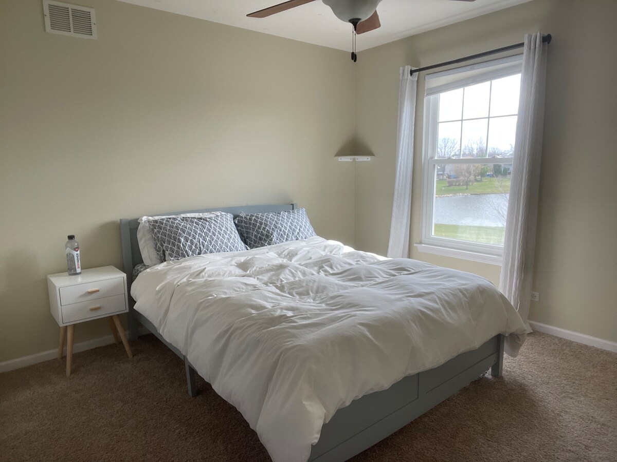 Room in Lake in the Hills