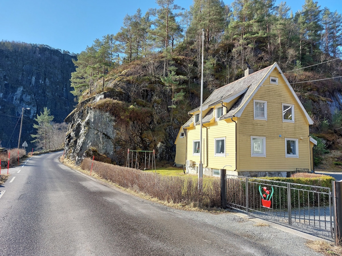 Koselig eldre hus ved fjorden.