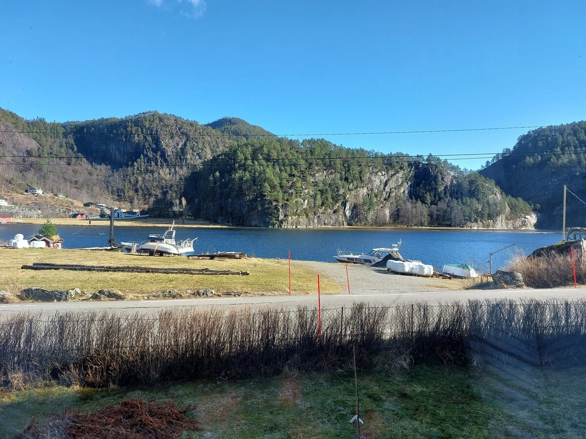 Koselig eldre hus ved fjorden.