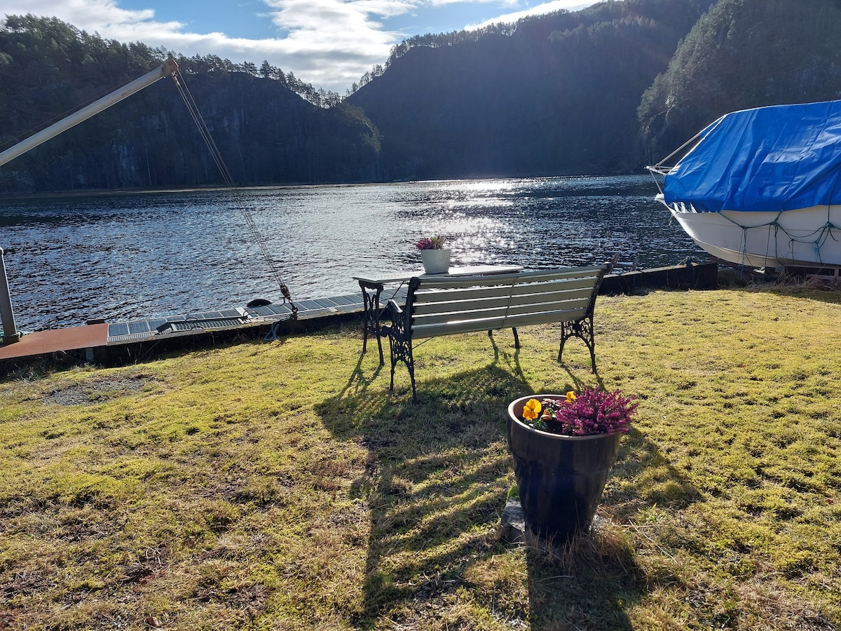 Koselig eldre hus ved fjorden.