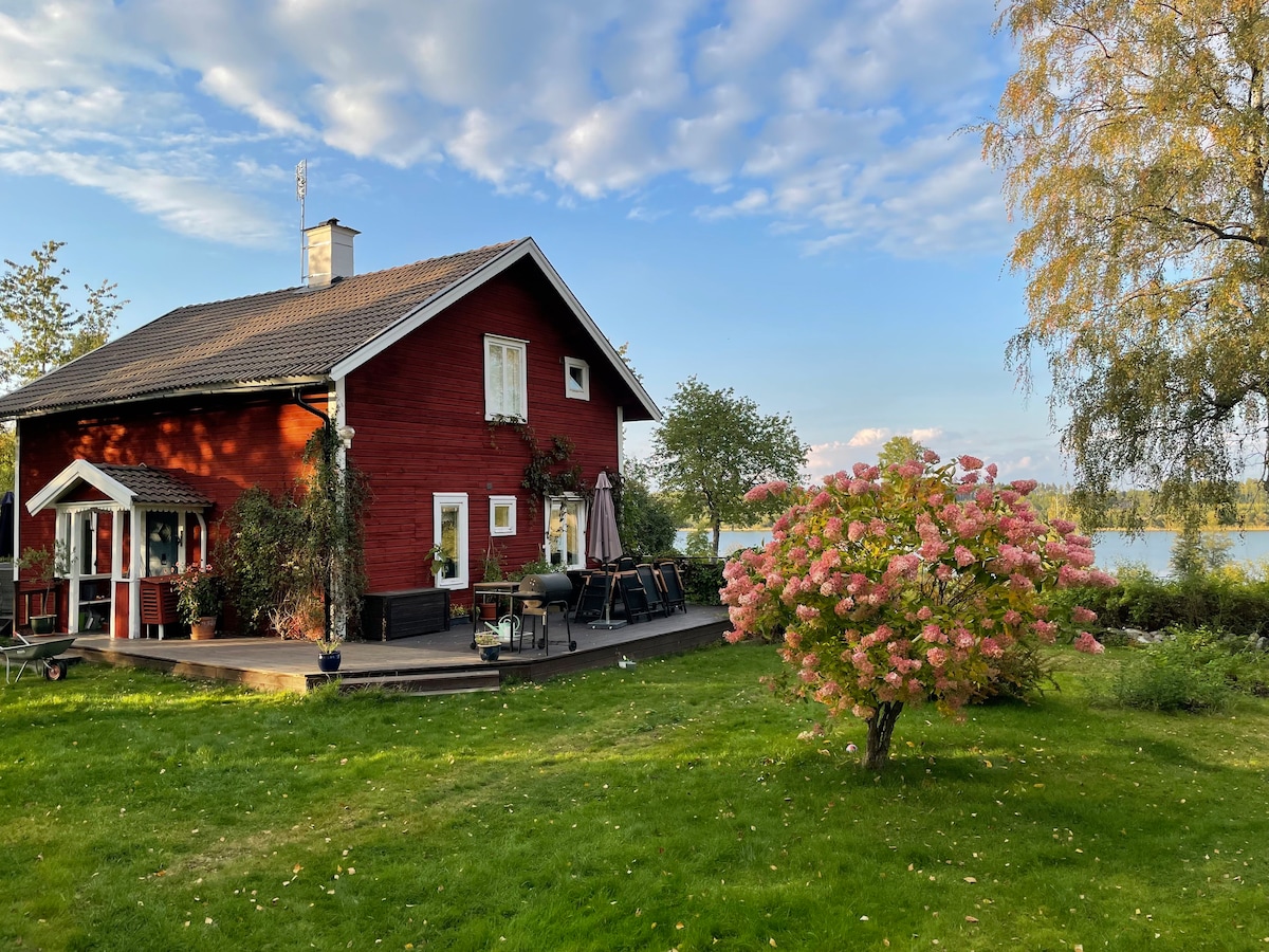 Strandnära idyll med sjöutsikt