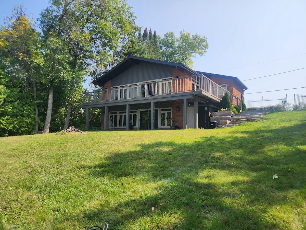 Lake Front Retreat w/ Picturesque Sunsets & Bunkie