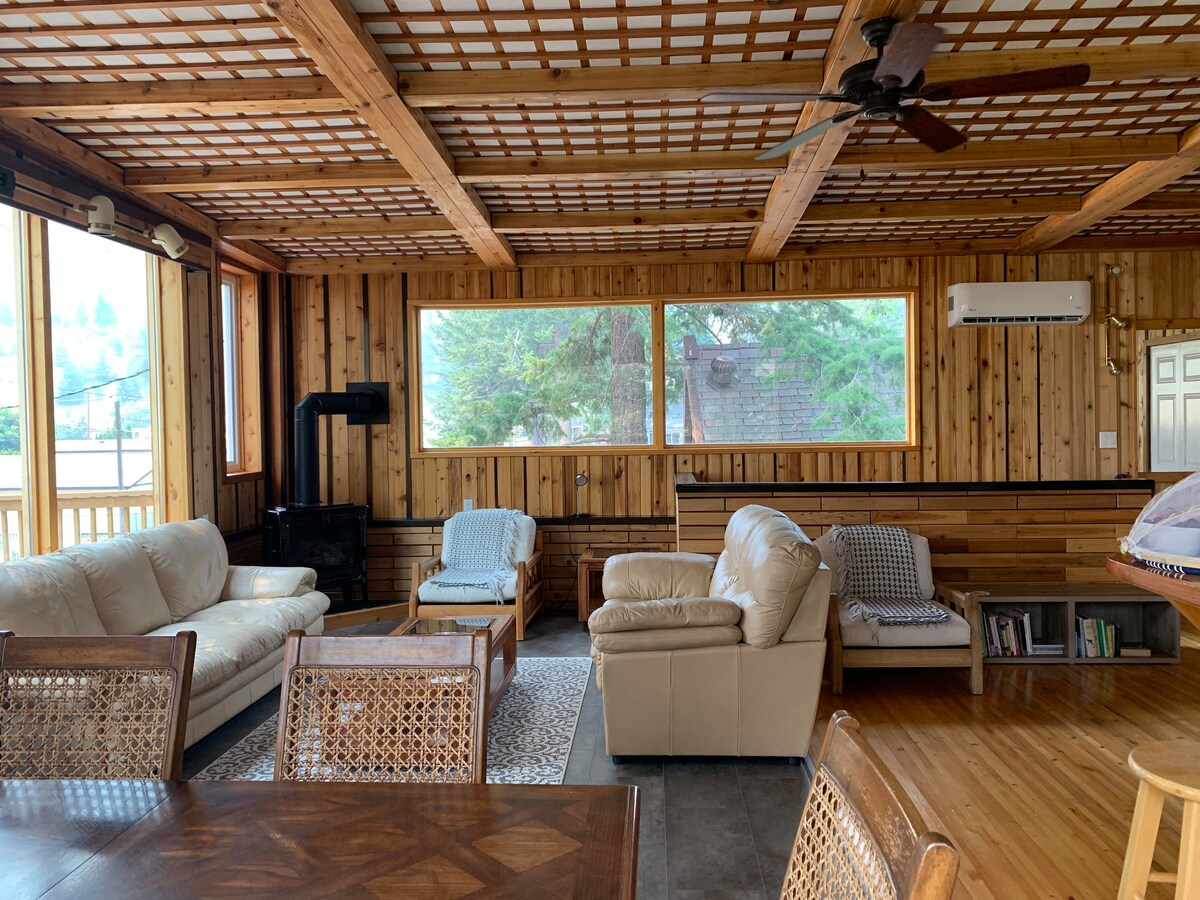 The Red Cedar House: two full bedrooms.