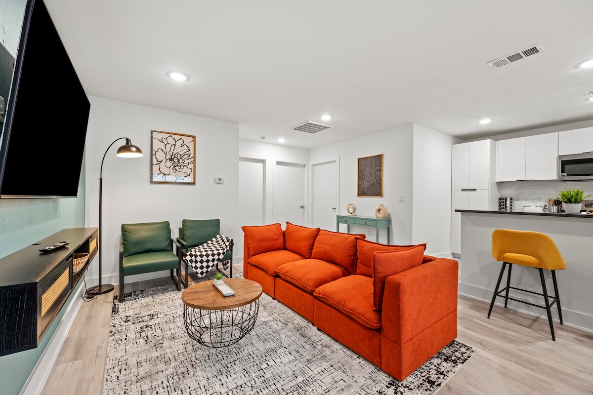 Modern 2BR with Parking+King Bed near Downtown