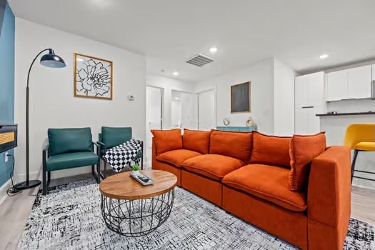 Modern 2BR with Parking+King Bed near Downtown
