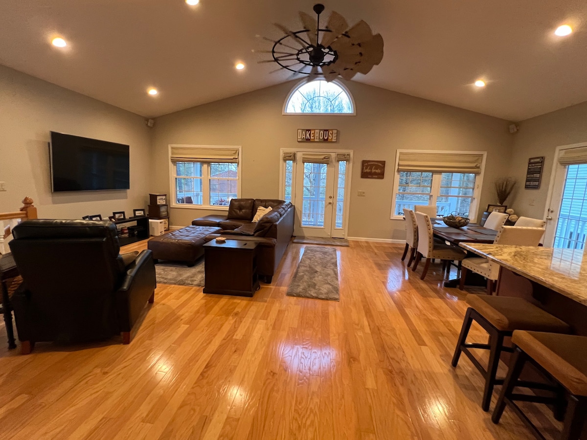 5 BR/3 BA lake home in Grand Rivers, KY