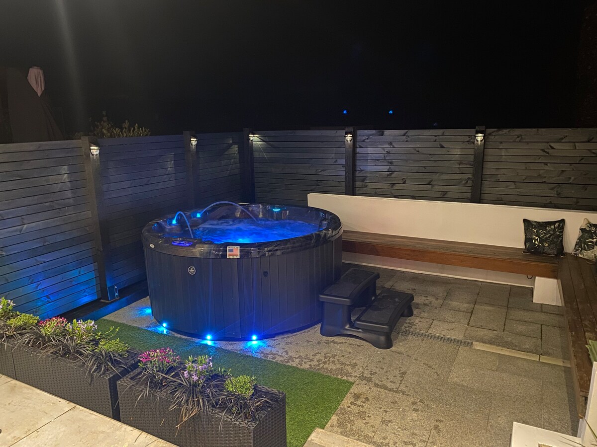 Fox Lodge Ultra Annex with hot tub