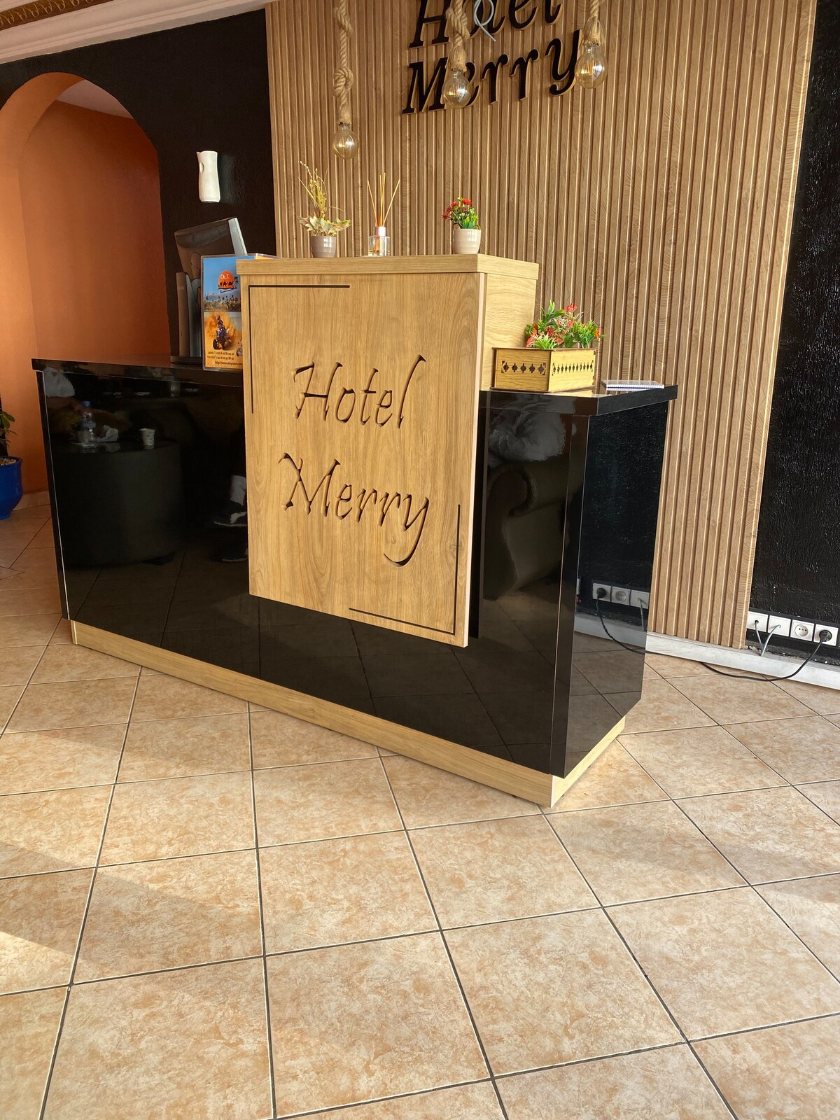 梅里酒店（ Merry Hotel ）