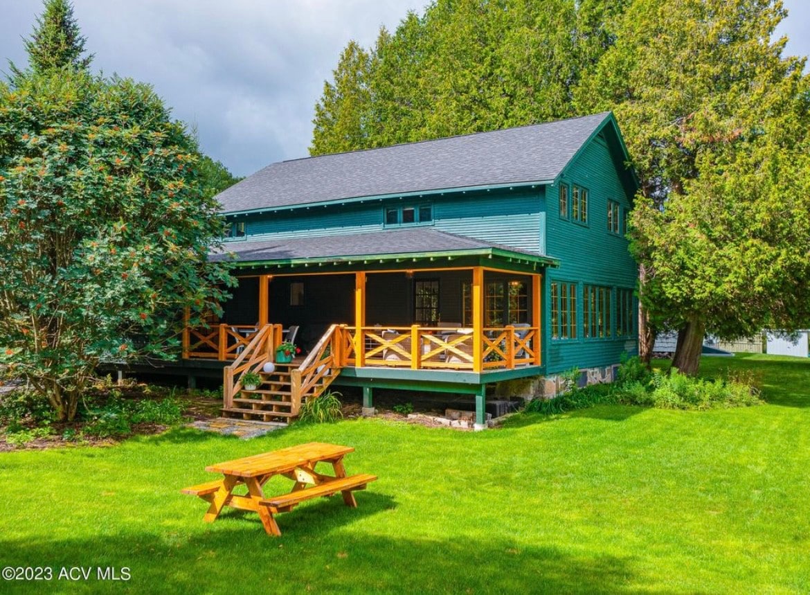 Magazine-Worthy Lake House