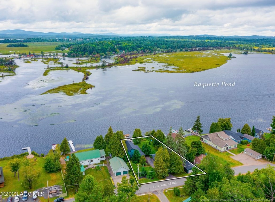 Magazine-Worthy Lake House