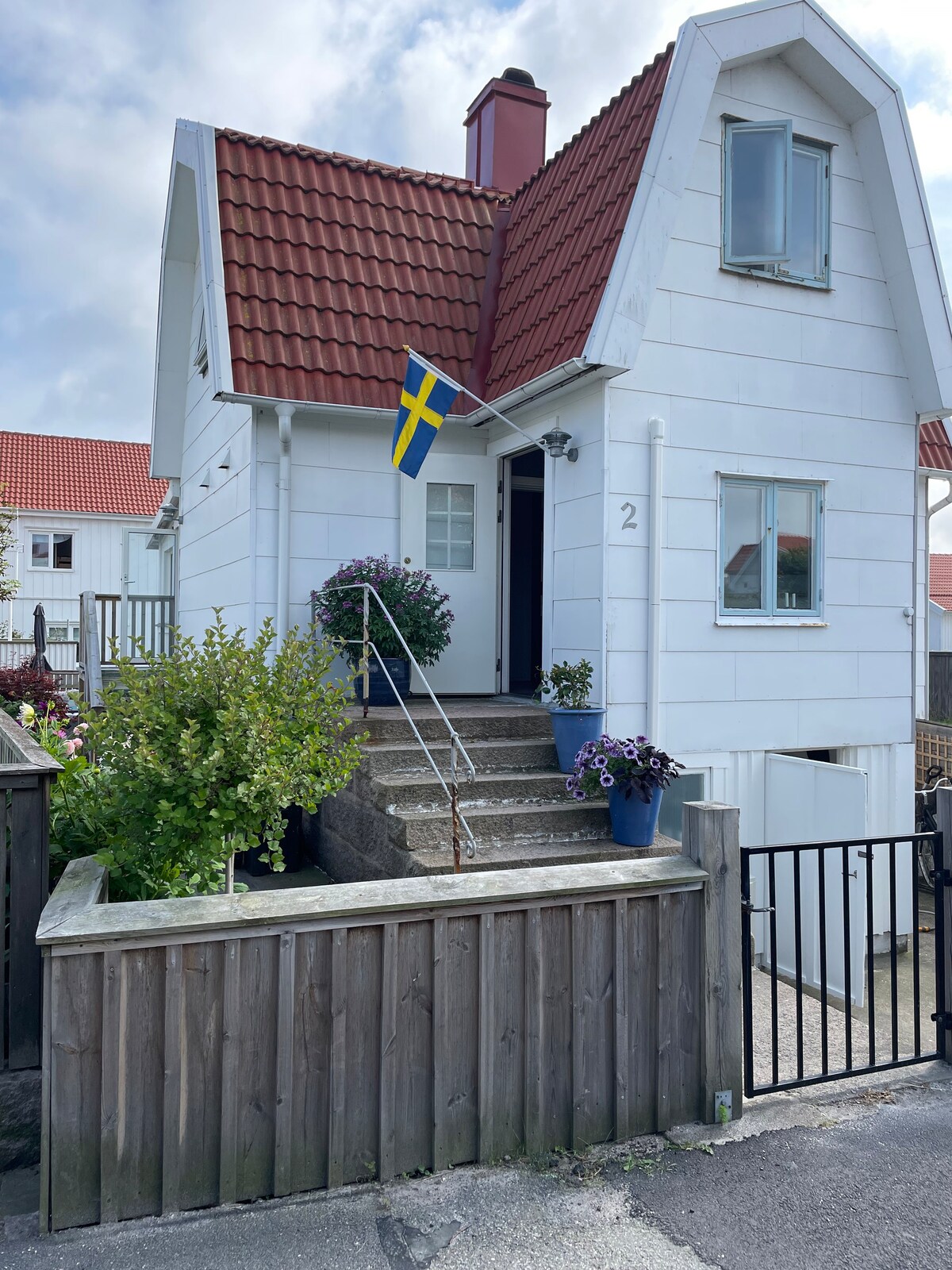 大海旁Väjern的舒适群岛房屋。