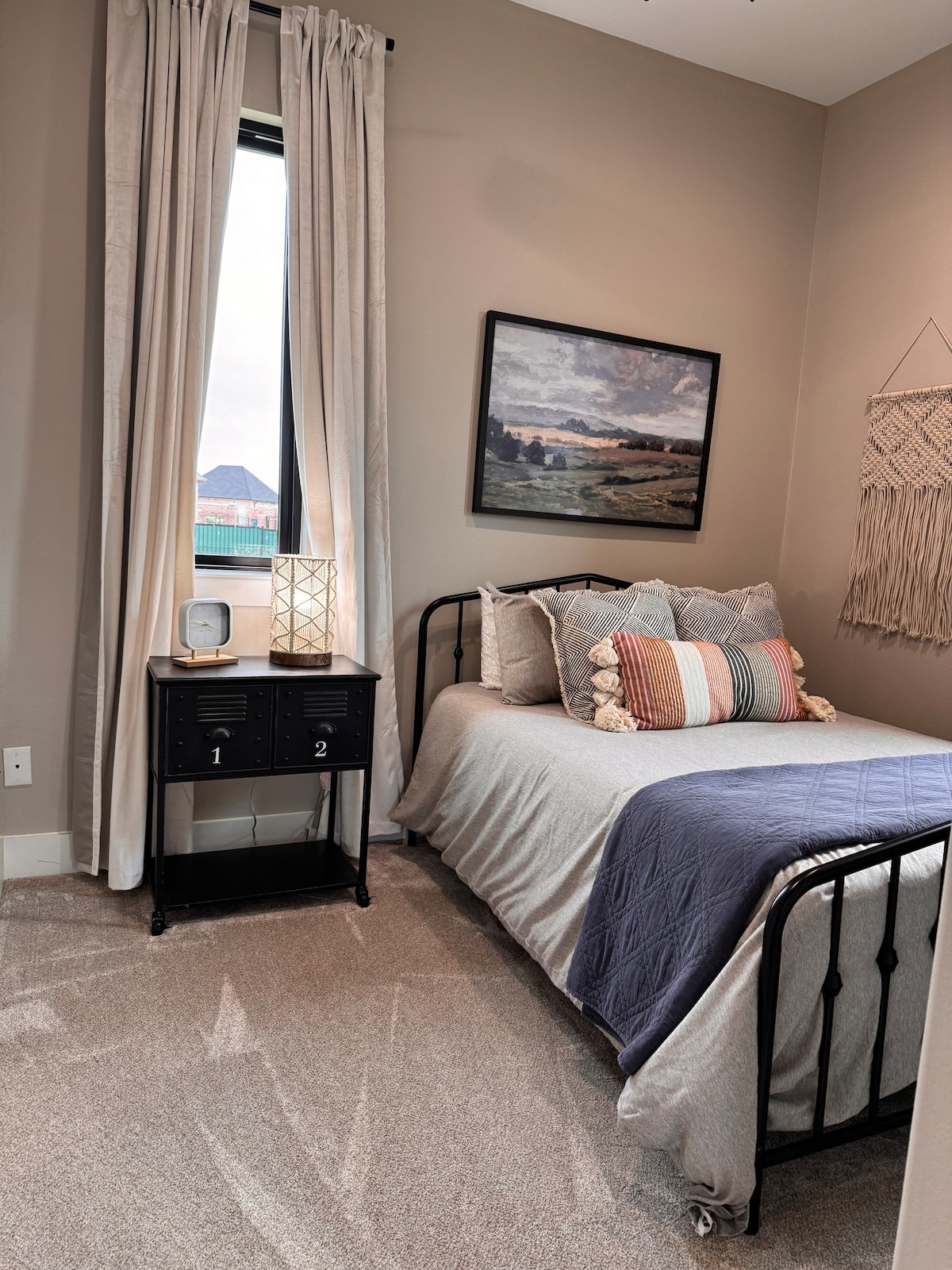 Cozy Apartment w/ Full Sz Bed & Twin Air Mattress