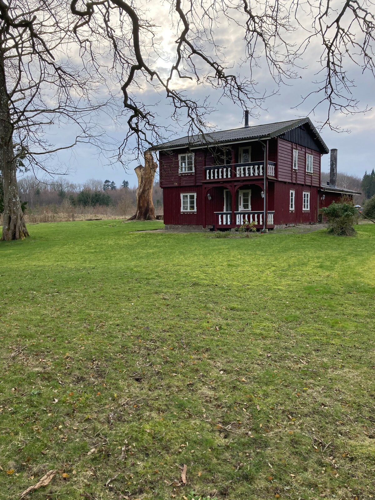 Vær den første til at bo i Sweizerhuset i skoven.