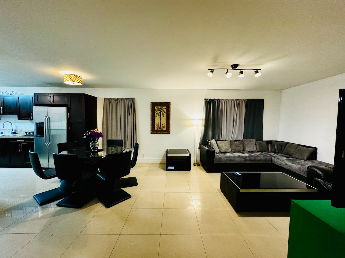 Awesome Apartment near Airport! - 2A