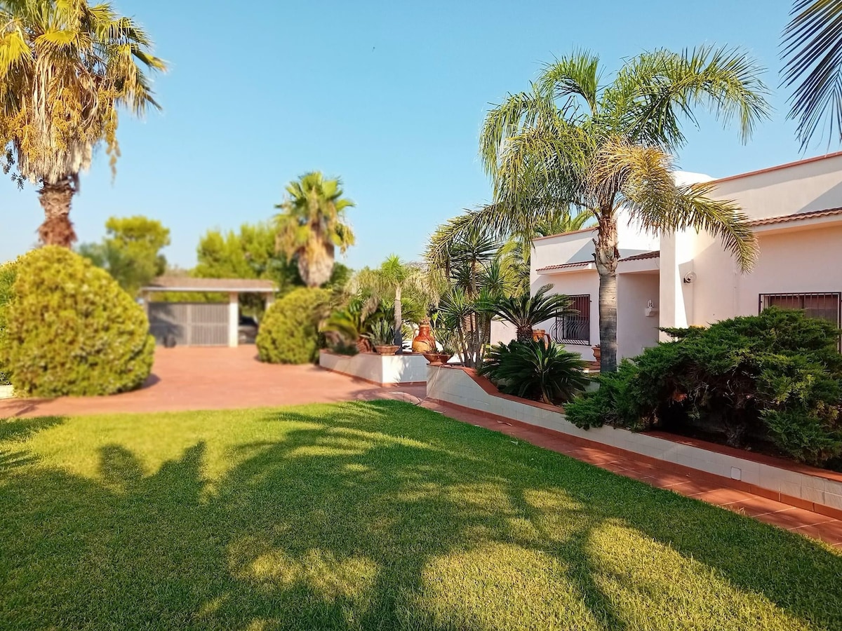 Villa Mariella, pool and beach