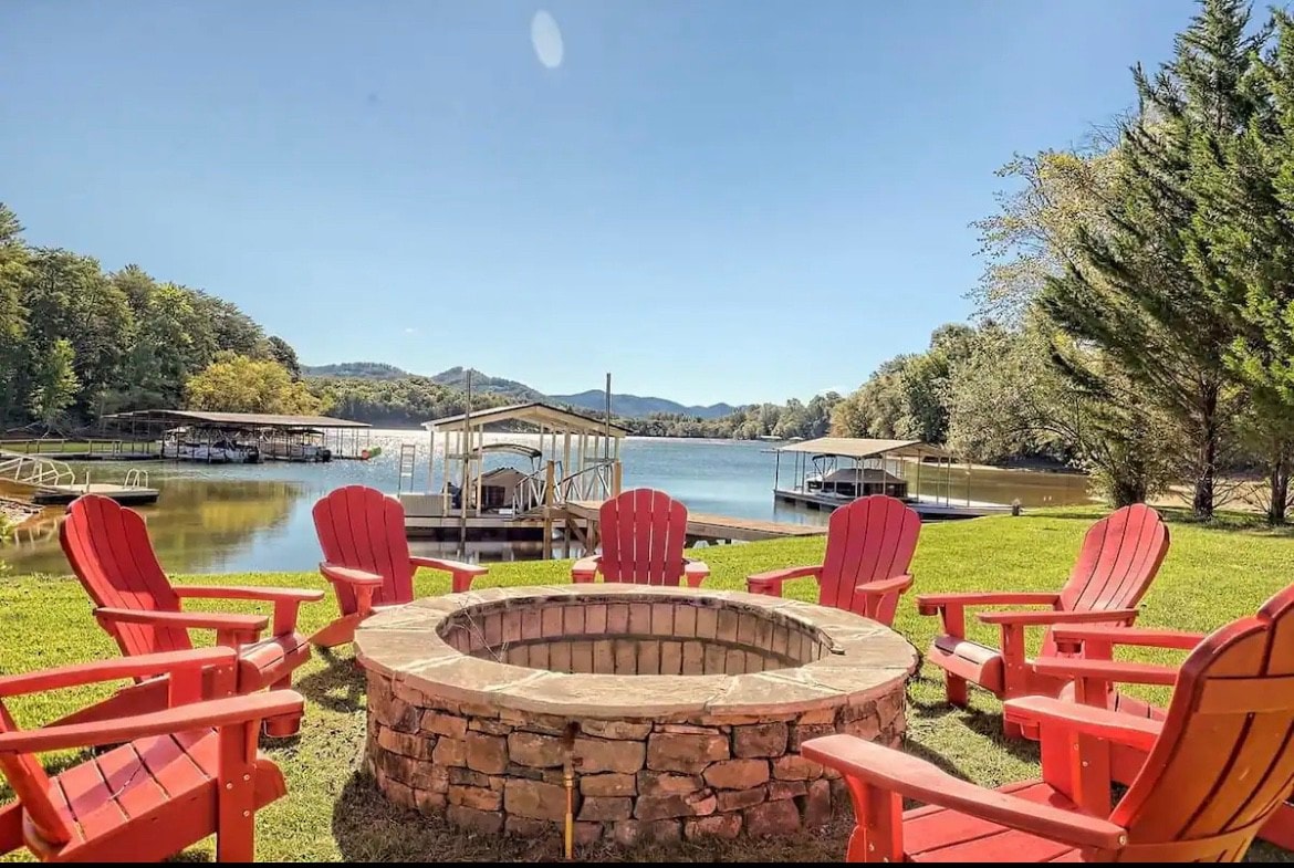 Red Door Lake House+Mountains+Dock+King Bed+HotTub