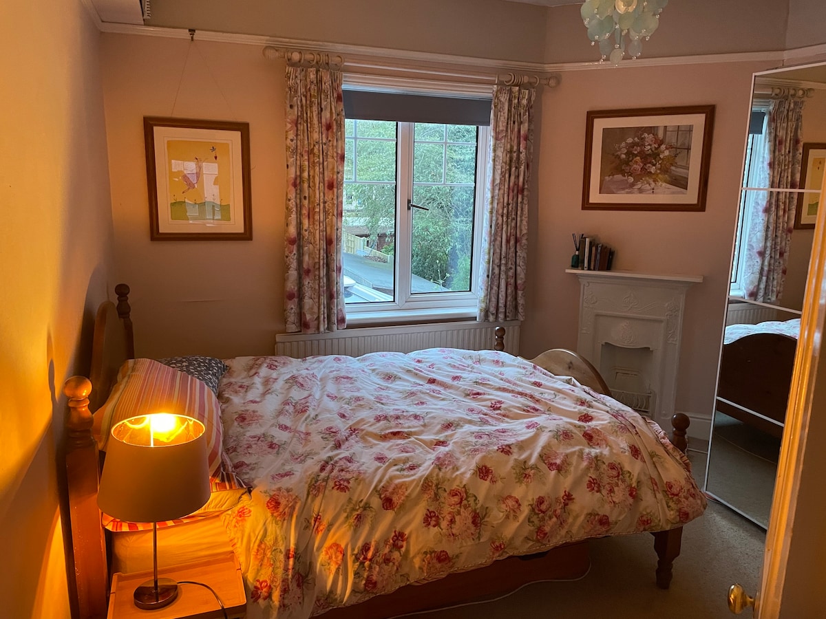 Cosy double room in shared house with garden view.
