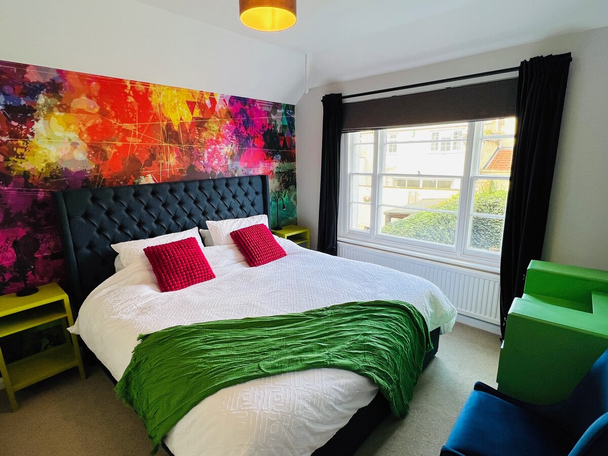 Entire stylish colourful two bed flat in Clifton