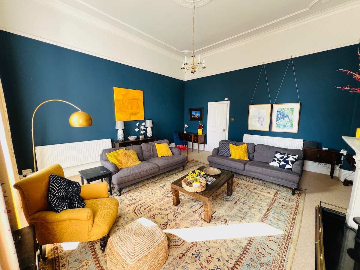 Entire stylish colourful two bed flat in Clifton