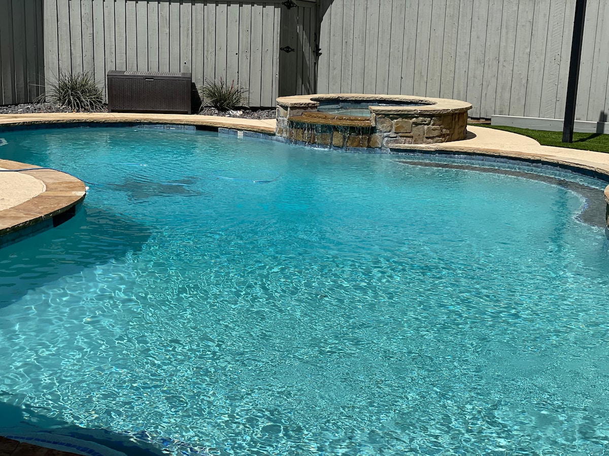 Luxurious, 3-bedroom home 8' feet deep pool.