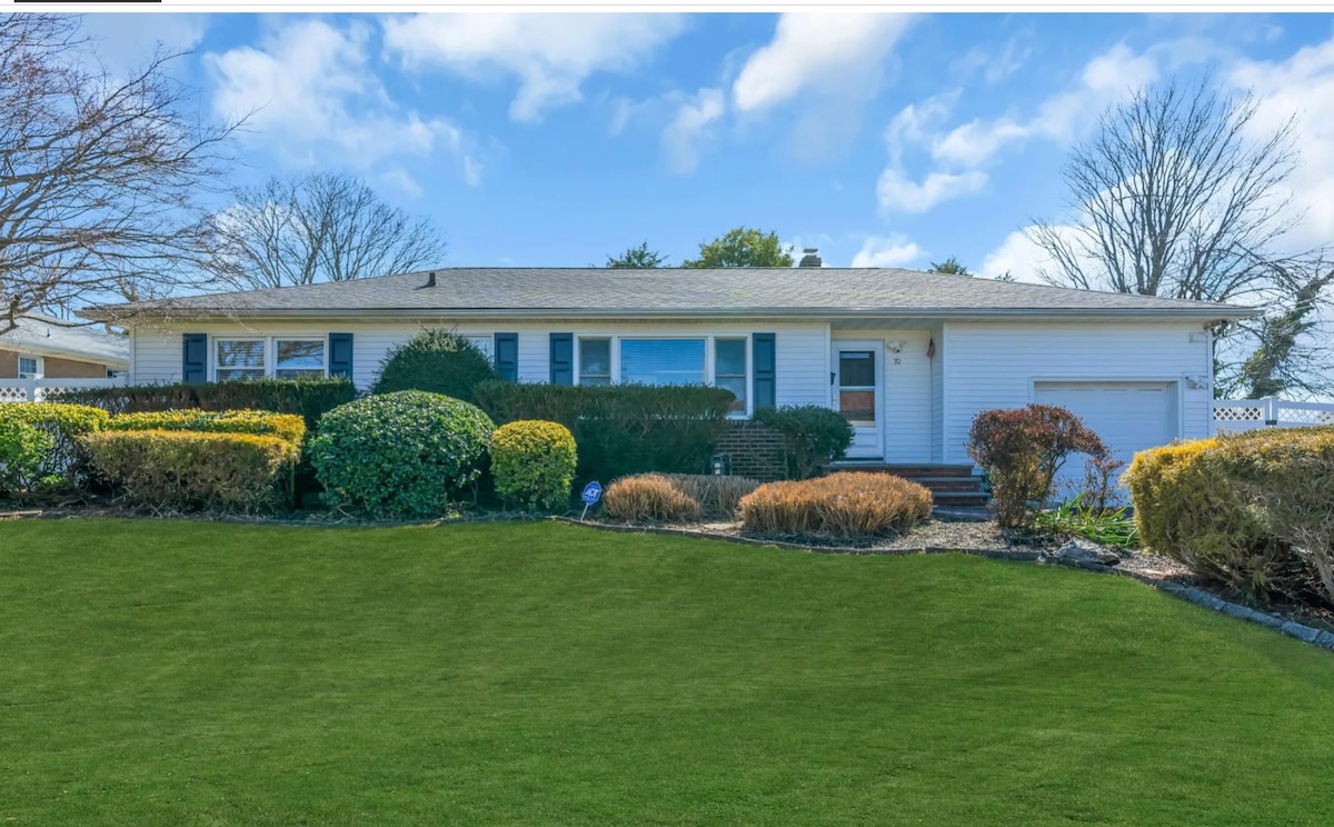 Entire Home-1 block to the beach