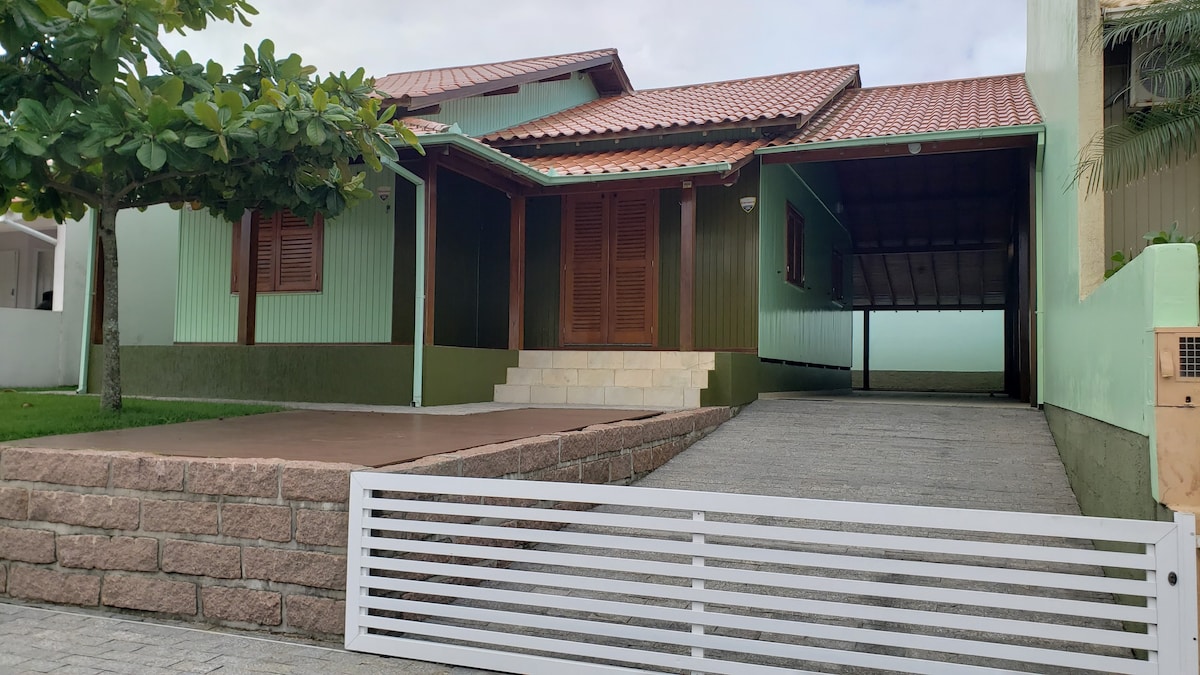 Casa confortável de praia prox. centro Jaguaruna.