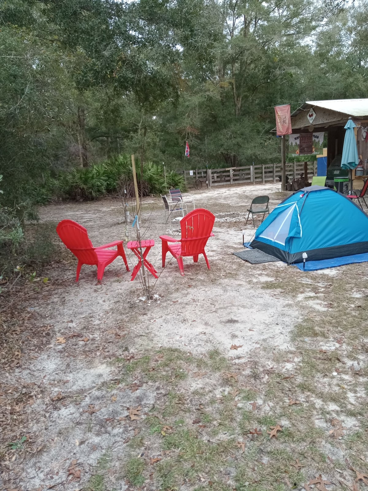 原始帐篷露营。