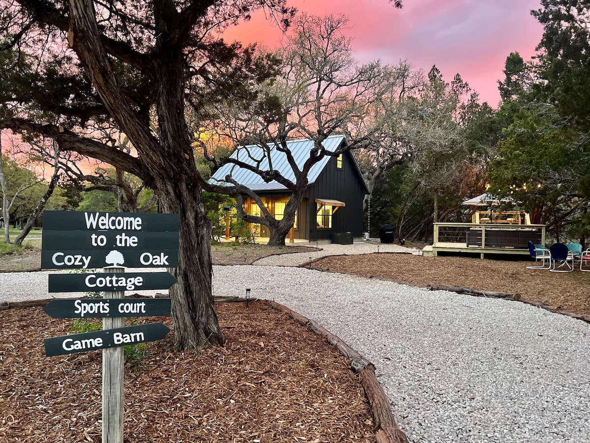 The Cozy Oak Cottage at The Red Barn Ranch