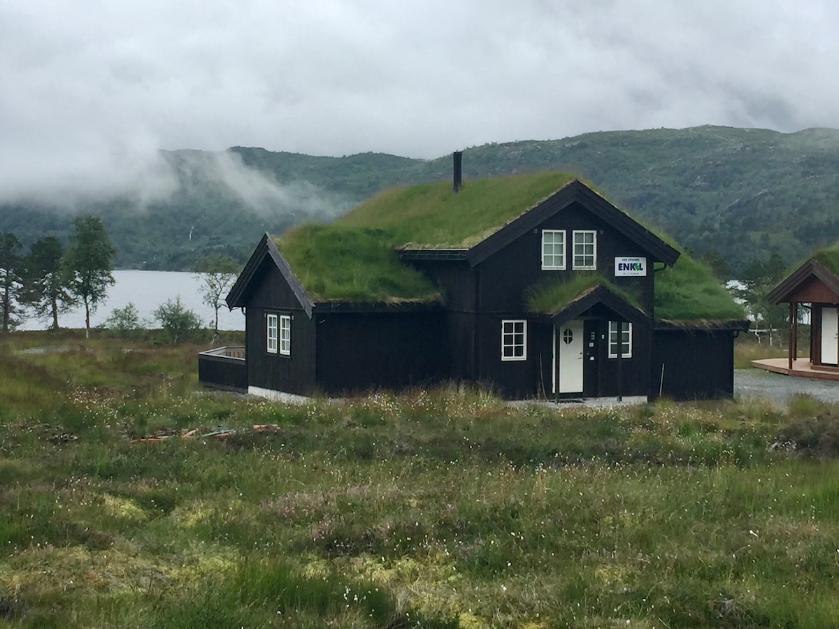 Nydelig fjellhytte ved innsjø