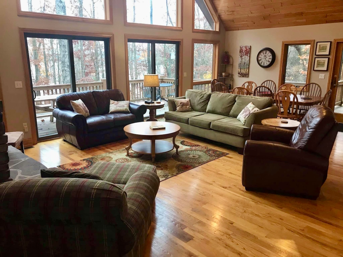 Claire’s Cove

Lakeside living cozy cabin!