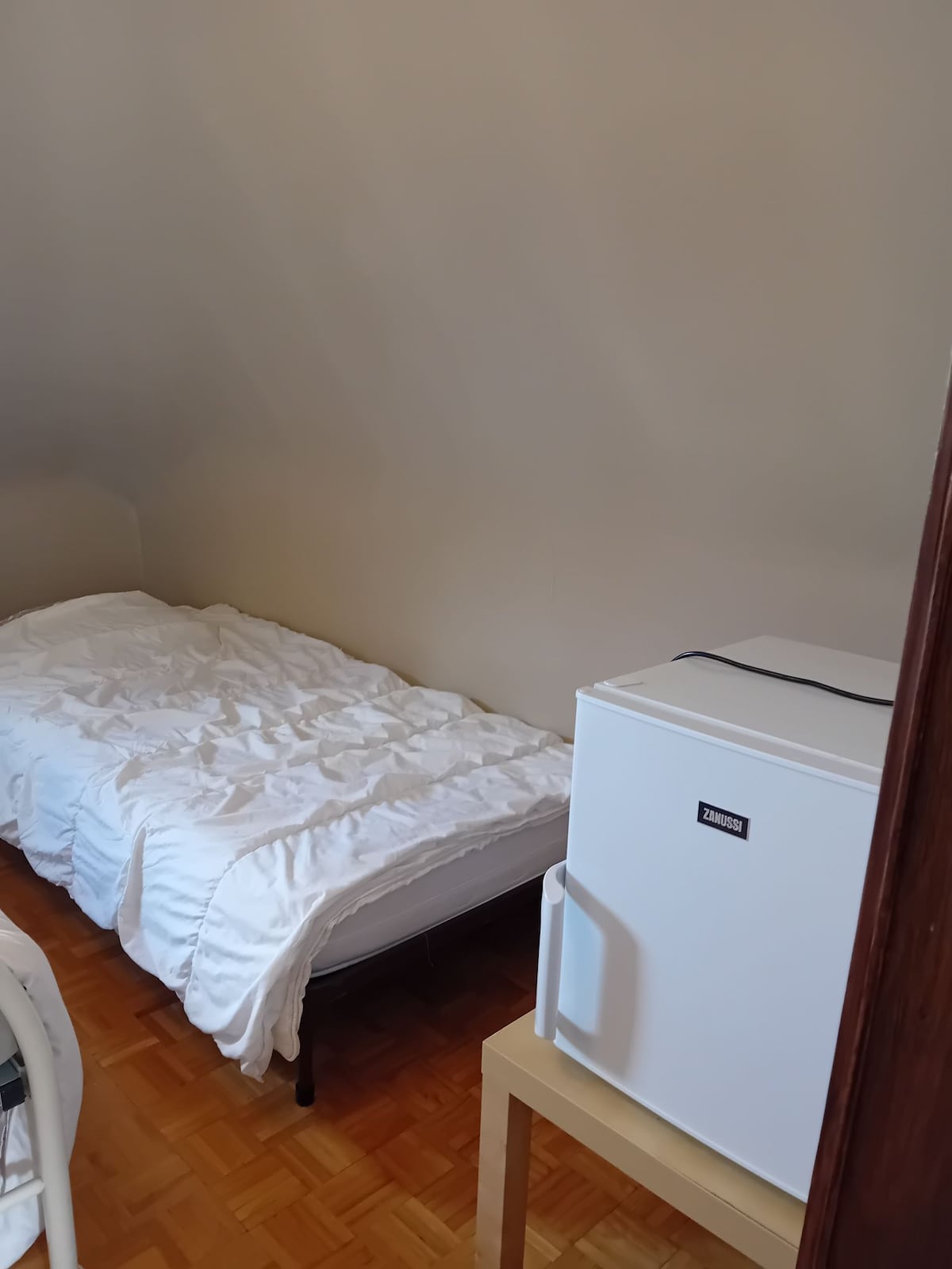 卧室配有两张单人床。