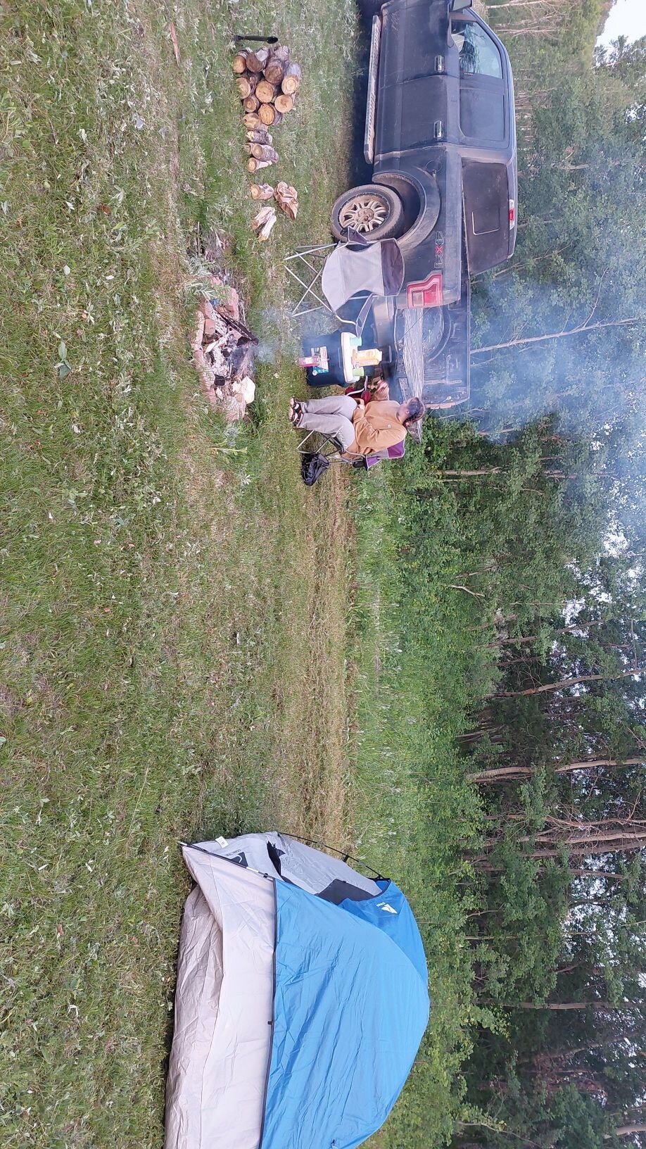 拖车或帐篷露营。