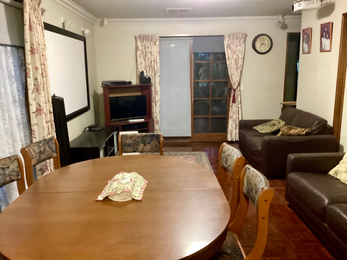 Room2, 2 bathrooms, 30 mins from Melbourne City