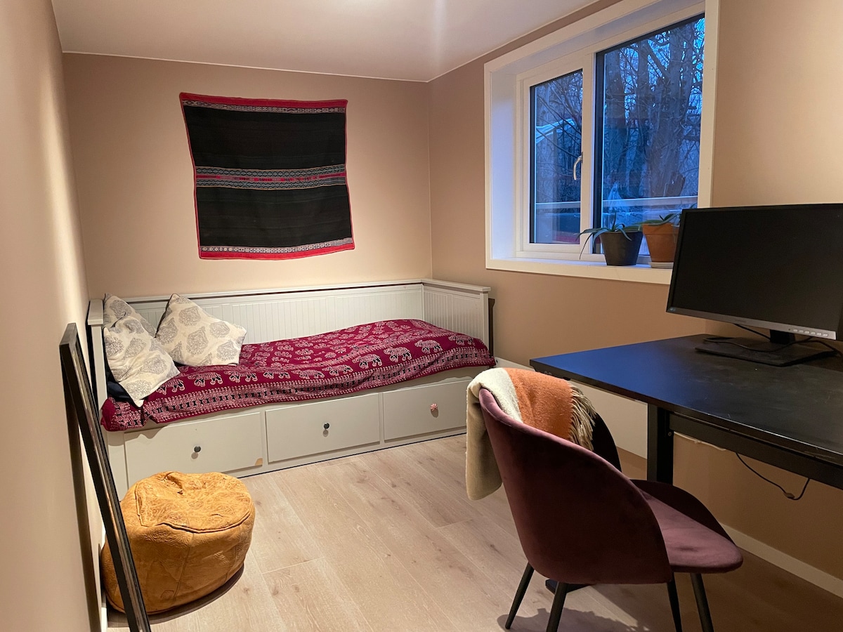 房间带独立卫生间和客厅，位于安静的家庭住宅中